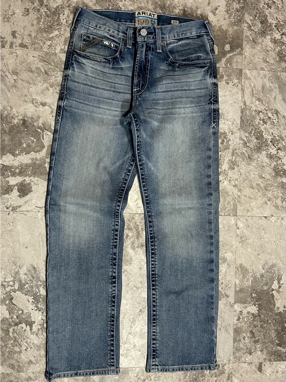 ARIAT MEN'S M2 STIRLING LIGHT WASH RELAXED BOOTCUT FIT DENIM JEANS - Picture 3 of 6